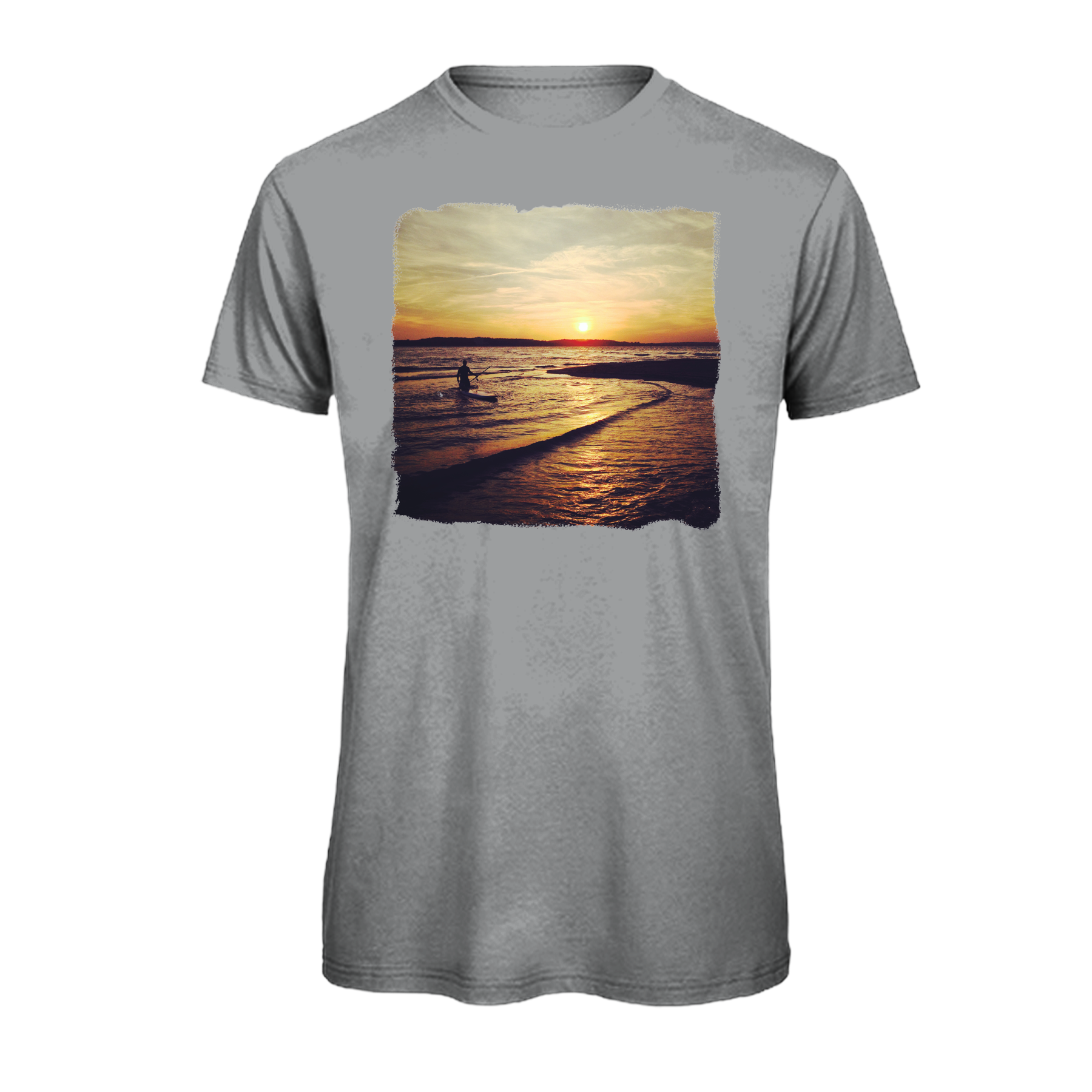 Sonnenuntergang am Meer mit Stand-Up-Paddler auf nachhaltigem T-Shirt – einzigartigbunt