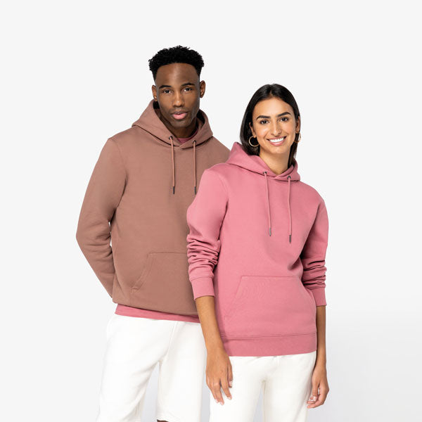 Zwei Modelle in rosafarbenen Hoodies, nachhaltig & fair produziert – einzigartigbunt