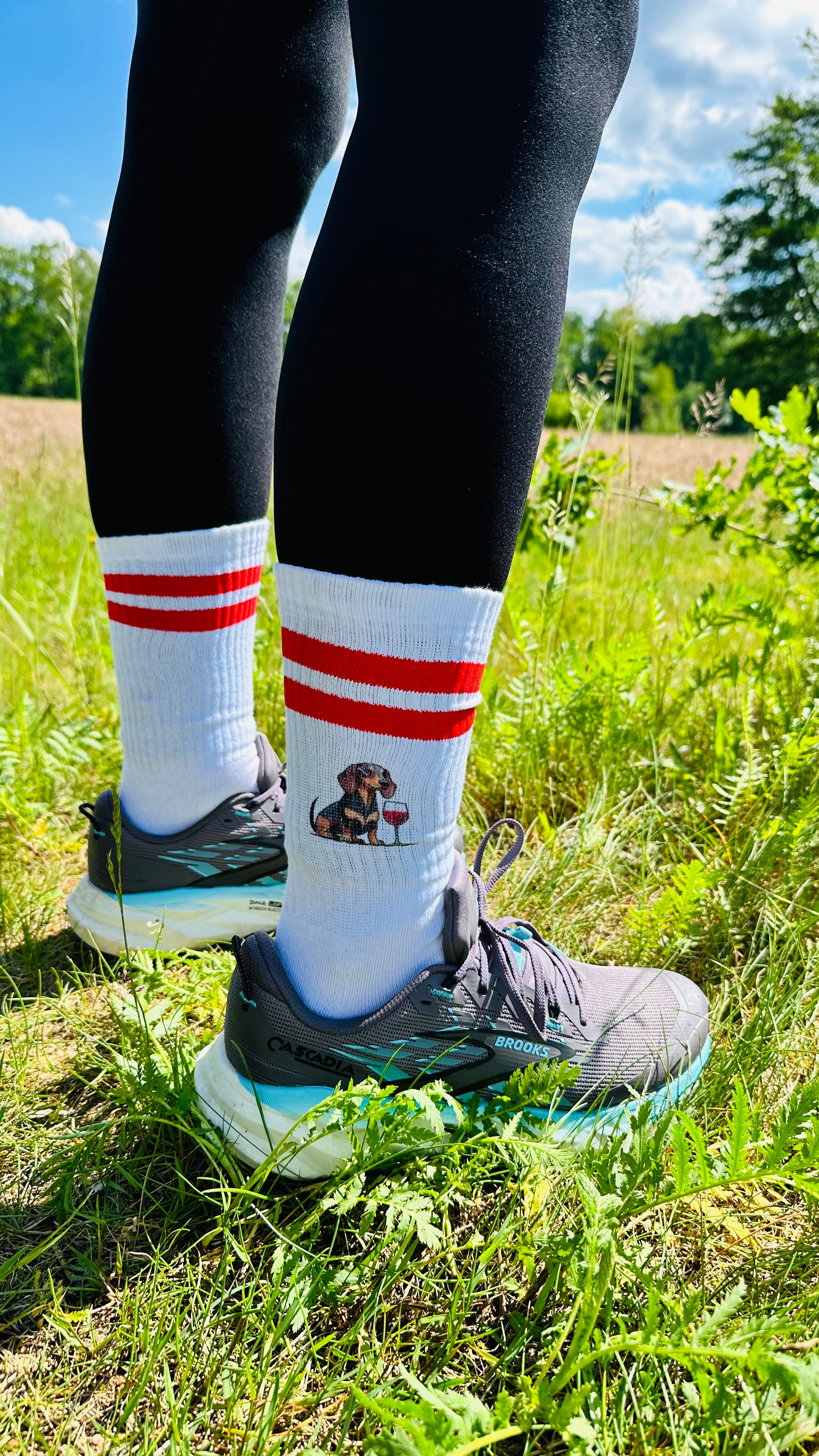 Dackel mit Weinglas Motiv auf weißen Socken mit roten Streifen, nachhaltig – einzigartigbunt