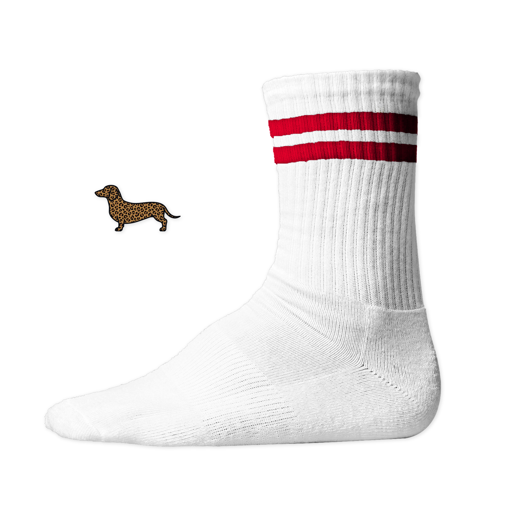 Weiße Tennissocken mit roten Streifen aus Bio-Baumwolle mit einem seitlich aufgedruckten Dackel-Motiv im wilden Leo-Look von einzigartigbunt.