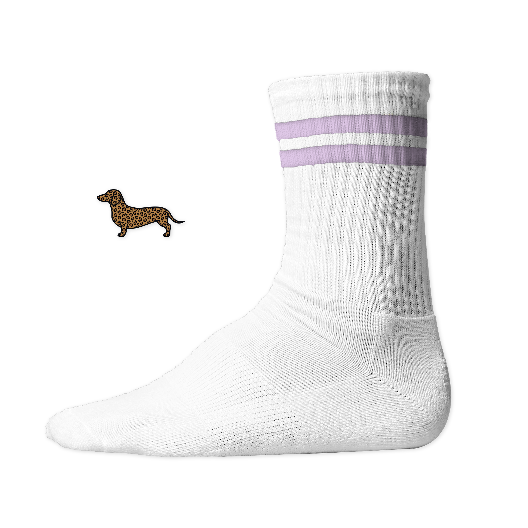 Weiße Tennissocken mit zwei Flieder Streifen aus Bio-Baumwolle mit einem seitlich aufgedruckten Dackel-Motiv im wilden Leo-Look von einzigartigbunt.