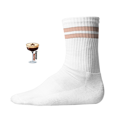 Weiße Tennis Socke mit einem gestickten Espresso Martini Glas und Text auf der Schaftseite. Peach Stripes