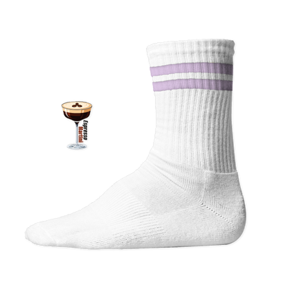 Weiße Tennis Socke mit einem gestickten Espresso Martini Glas und Text auf der Schaftseite. Lilac Stripes
