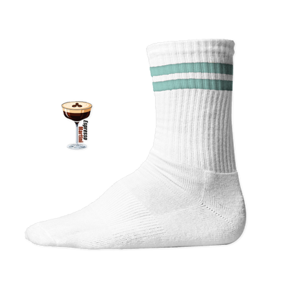 Weiße Tennis Socke mit einem gestickten Espresso Martini Glas und Text auf der Schaftseite. Mint Stripes