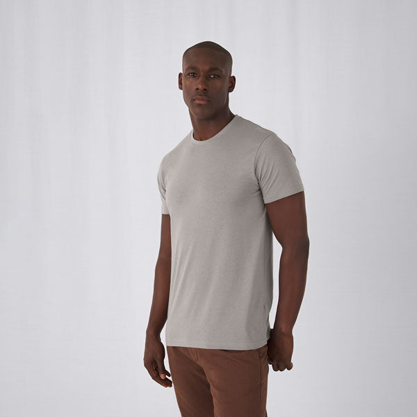 Einfaches, nachhaltiges Herren-T-Shirt in Grau mit Rundhalsausschnitt – einzigartigbunt