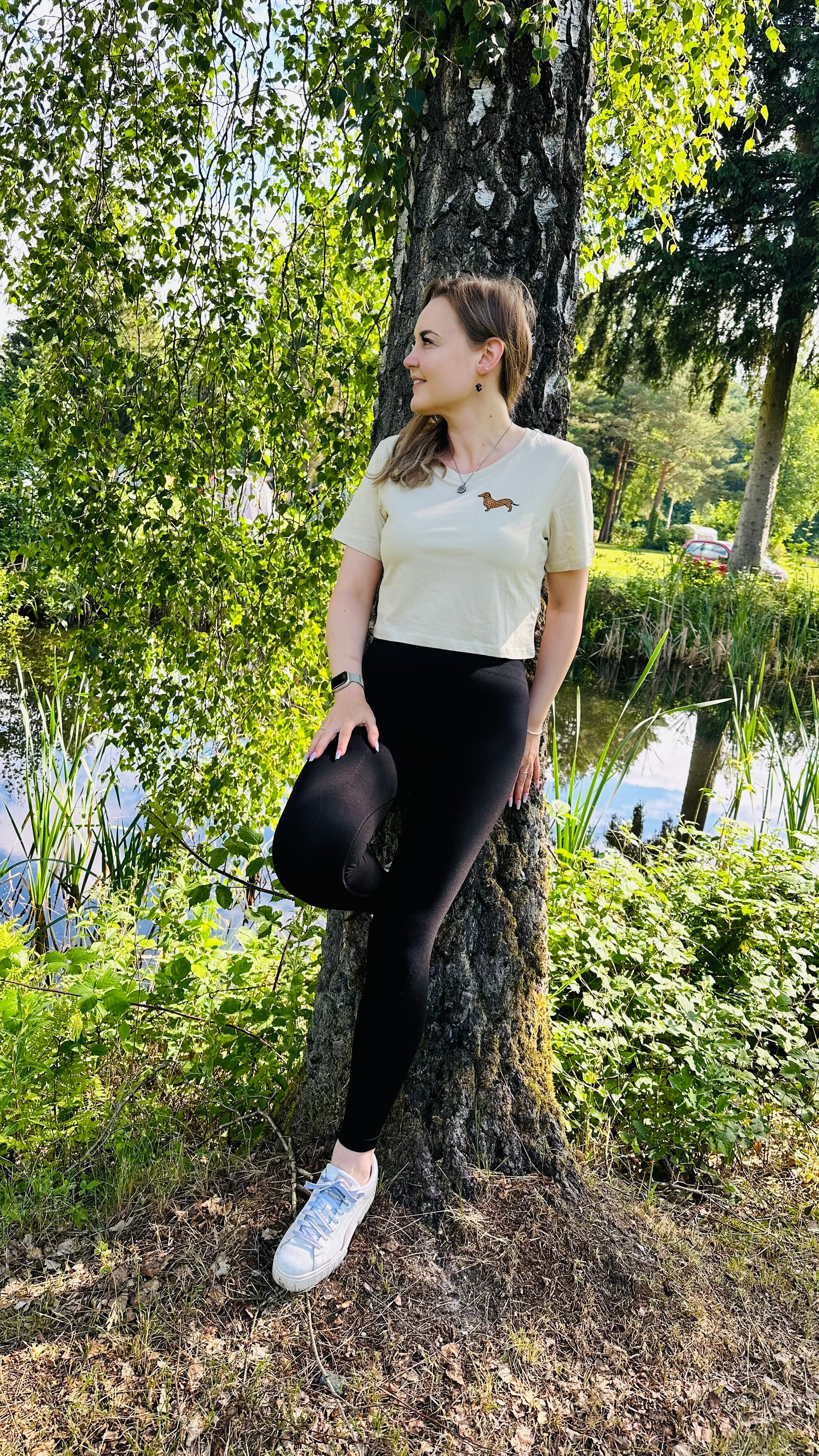 Dackel-Motiv T-Shirt in Cremeweiß mit schwarzen Leggings, nachhaltig &amp; fair – einzigartigbunt