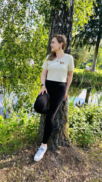 Dackel-Motiv T-Shirt in Cremeweiß mit schwarzen Leggings, nachhaltig &amp; fair – einzigartigbunt