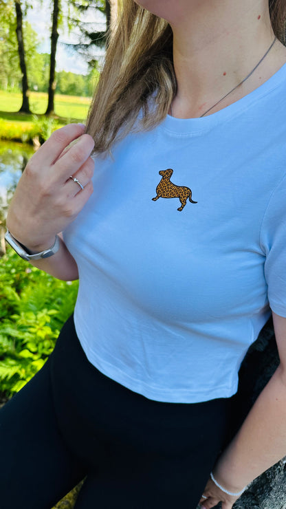 Leichtes blaues T-Shirt mit Dackel-Motiv im Leopardenmuster, nachhaltig &amp; fair – einzigartigbunt