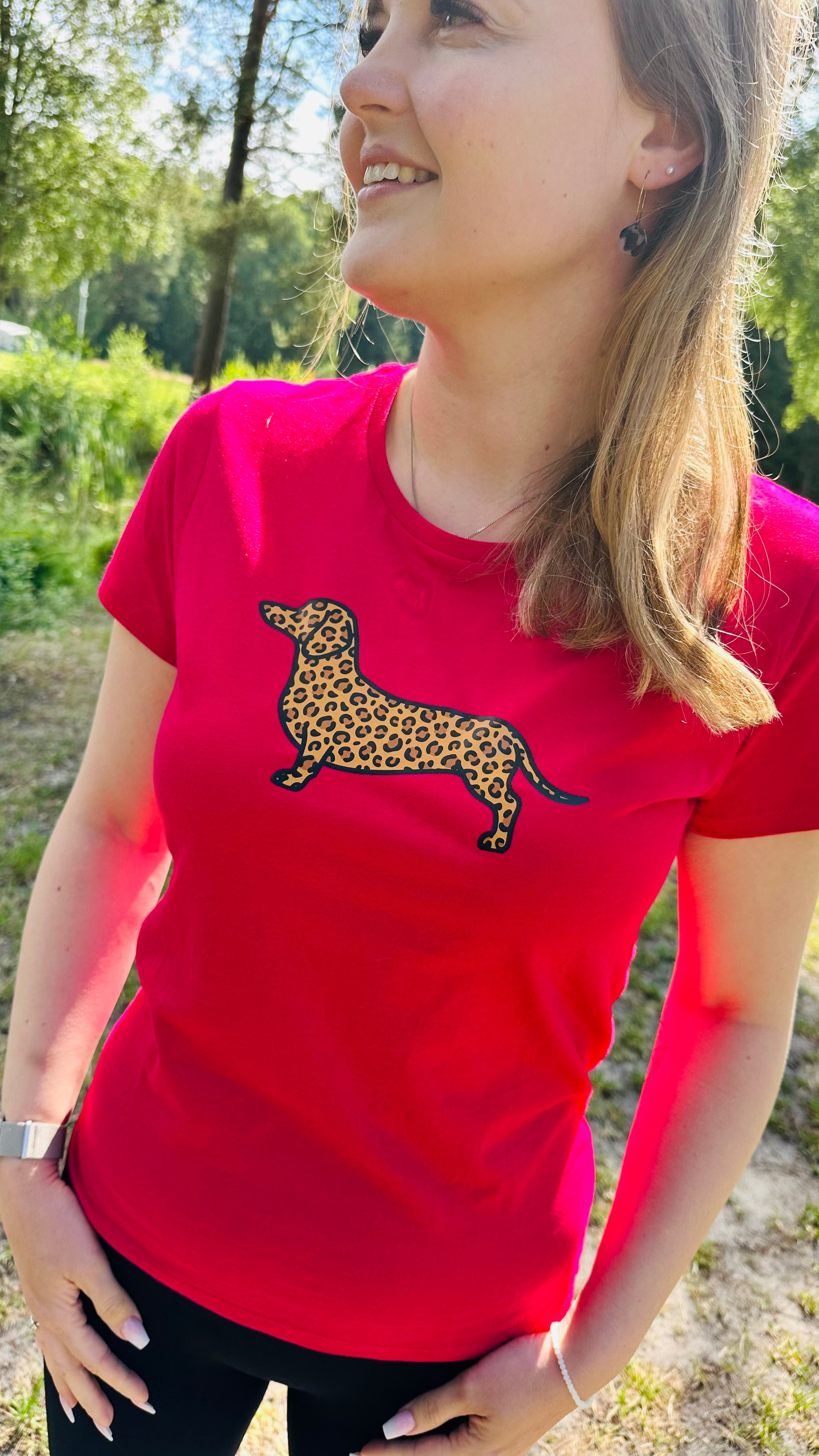 Leuchtend pinkes T-Shirt mit Dackel-Leopard-Motiv, nachhaltig – einzigartigbunt