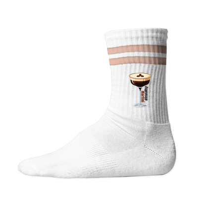 Weiße Tennis Socke mit einem gedruckten Espresso Martini Glas und Text auf der Schaftseite.