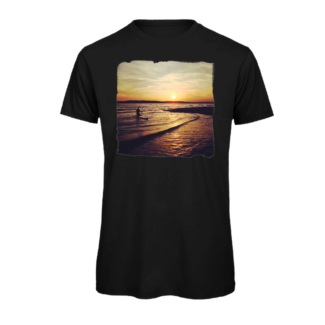 Nachhaltiges Herren T-Shirt aus Bio-Baumwolle mit farbigem Sunset Motiv und Stand-up-Paddler auf der Brust.