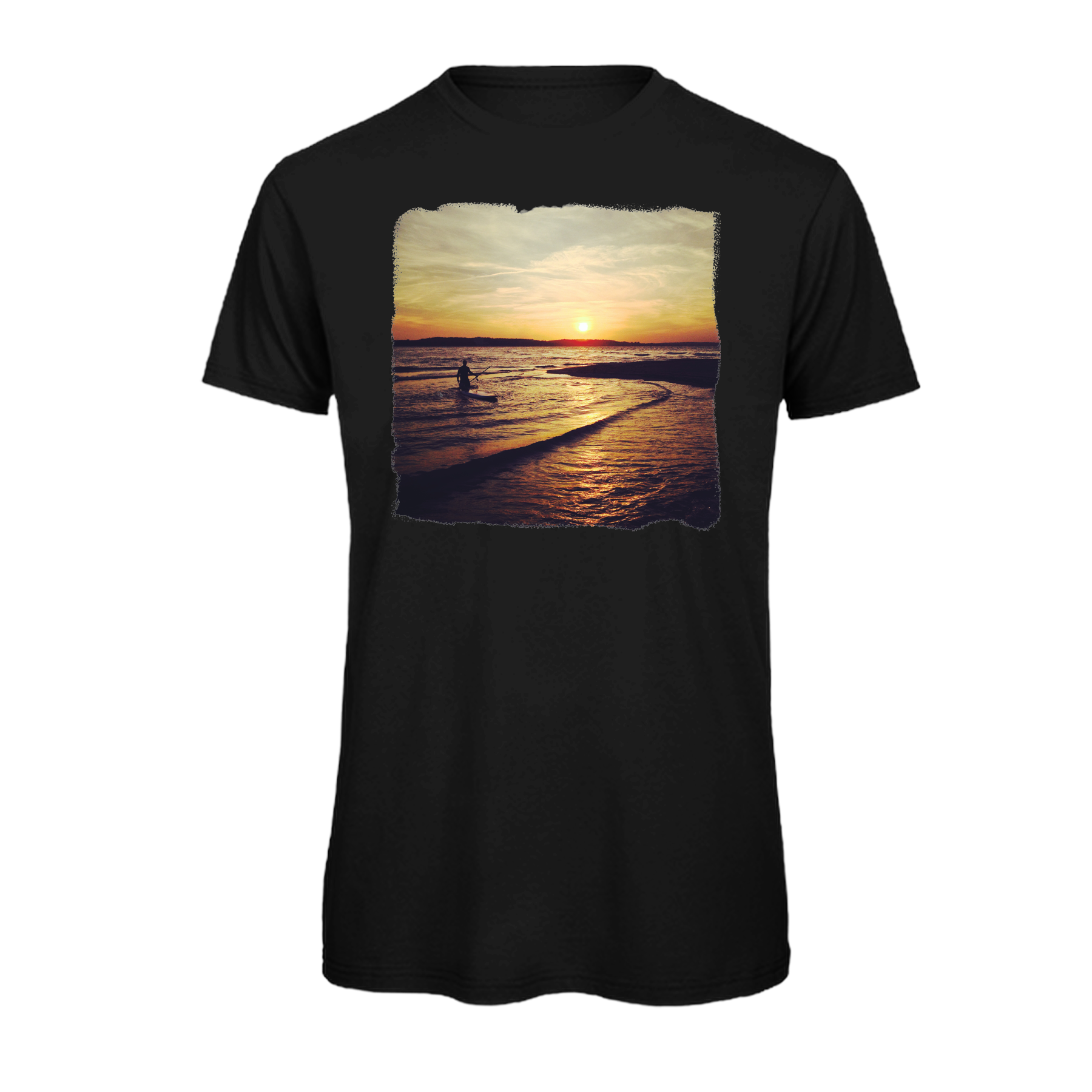 Sonnenuntergang am Strand mit Surfer, nachhaltiges T-Shirt – einzigartigbunt