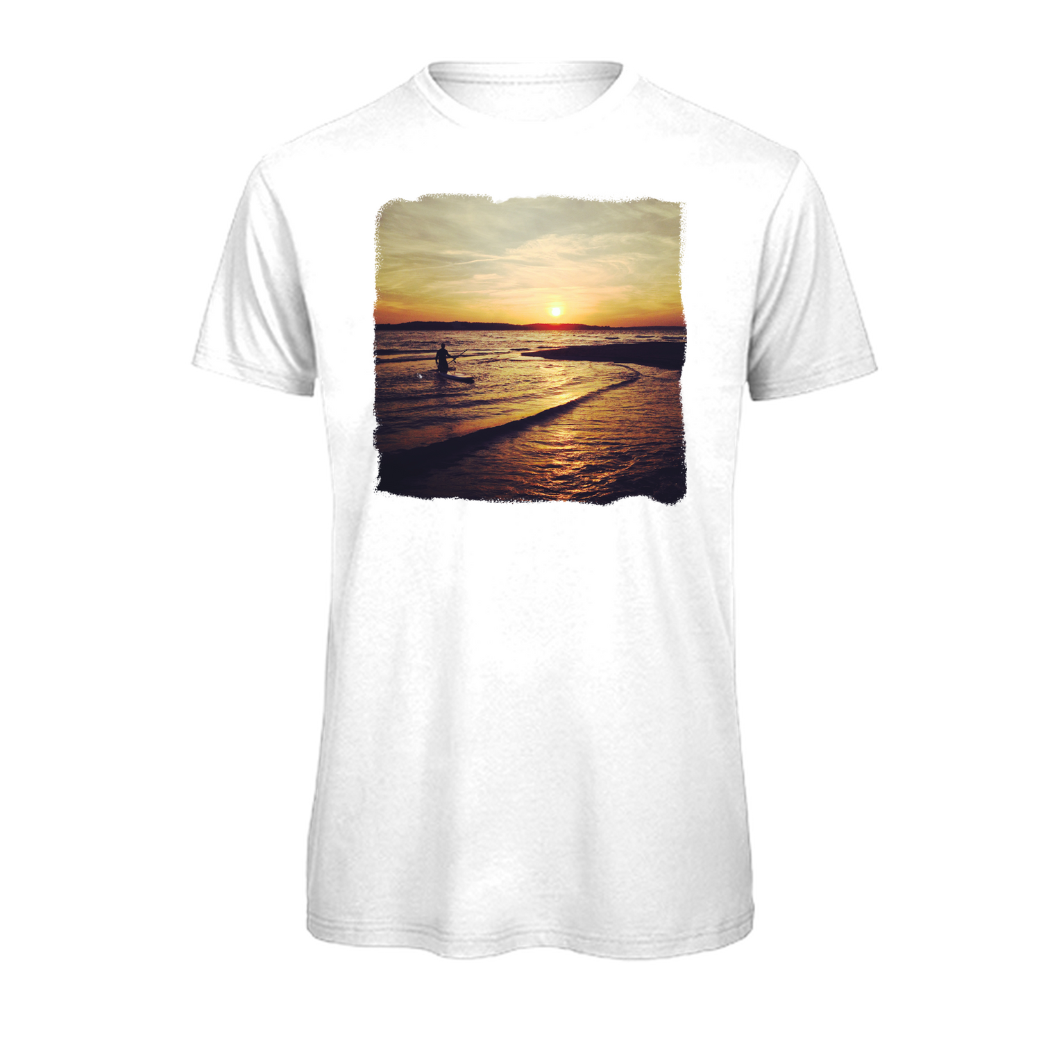 Sonnenuntergang am Meer mit SUP-Fahrer auf nachhaltigem T-Shirt – einzigartigbunt