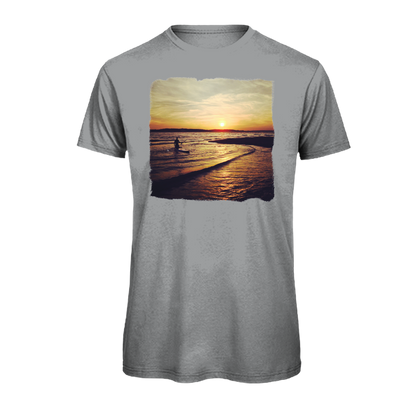 Sonnenuntergang am Meer mit Stand-Up-Paddler auf nachhaltigem T-Shirt – einzigartigbunt