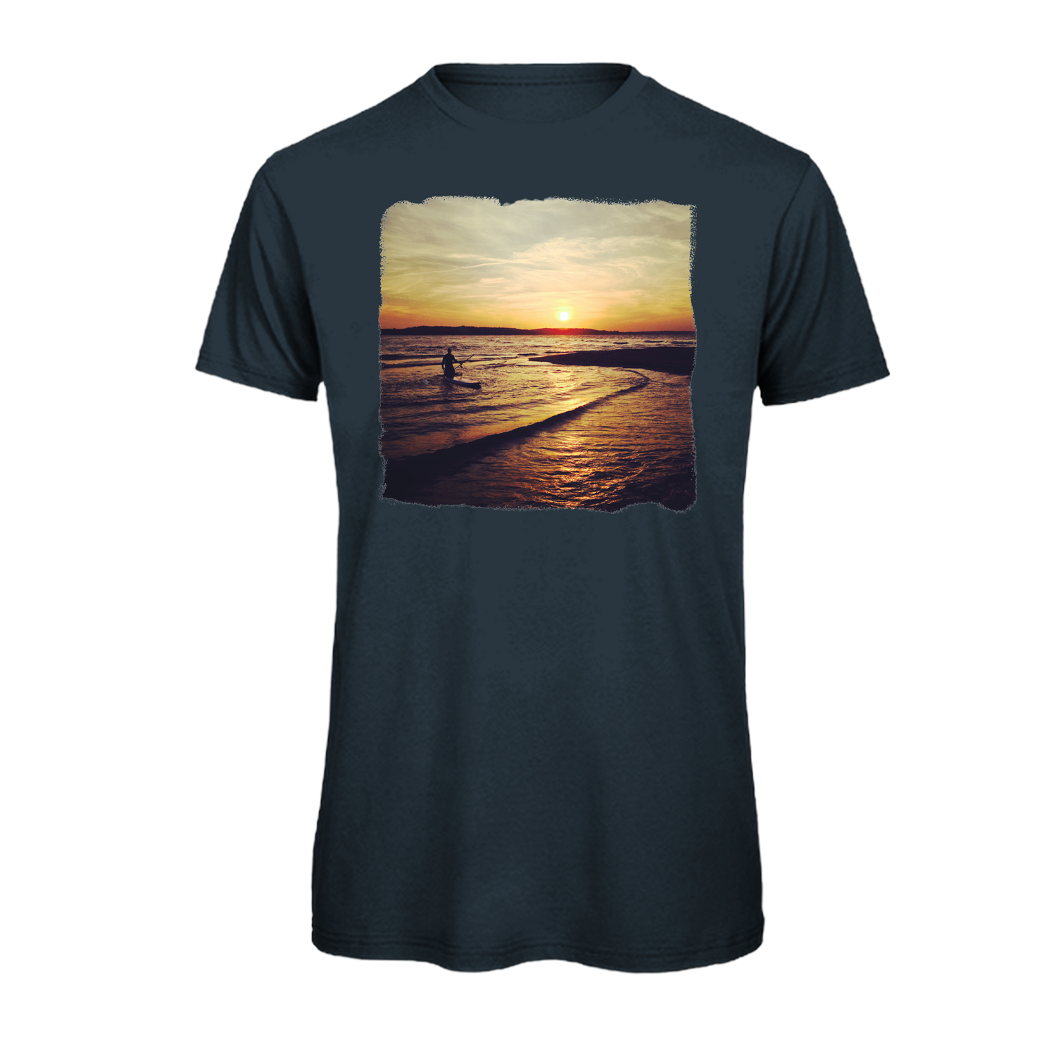 Sonnenuntergang am Meer mit Stand-Up-Paddler auf nachhaltigem T-Shirt – einzigartigbunt