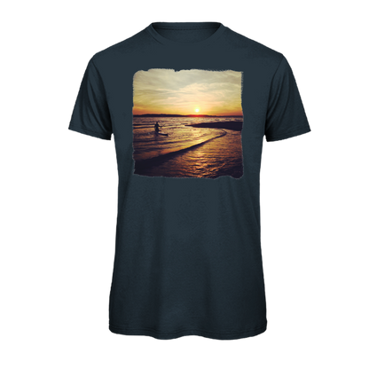 Sonnenuntergang am Meer mit Stand-Up-Paddler auf nachhaltigem T-Shirt – einzigartigbunt