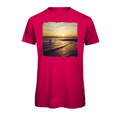 Leuchtend pinkes T-Shirt mit Sonnenuntergang-Motiv am Meer, nachhaltig – einzigartigbunt