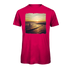 Leuchtend pinkes T-Shirt mit Sonnenuntergang-Motiv am Meer, nachhaltig – einzigartigbunt