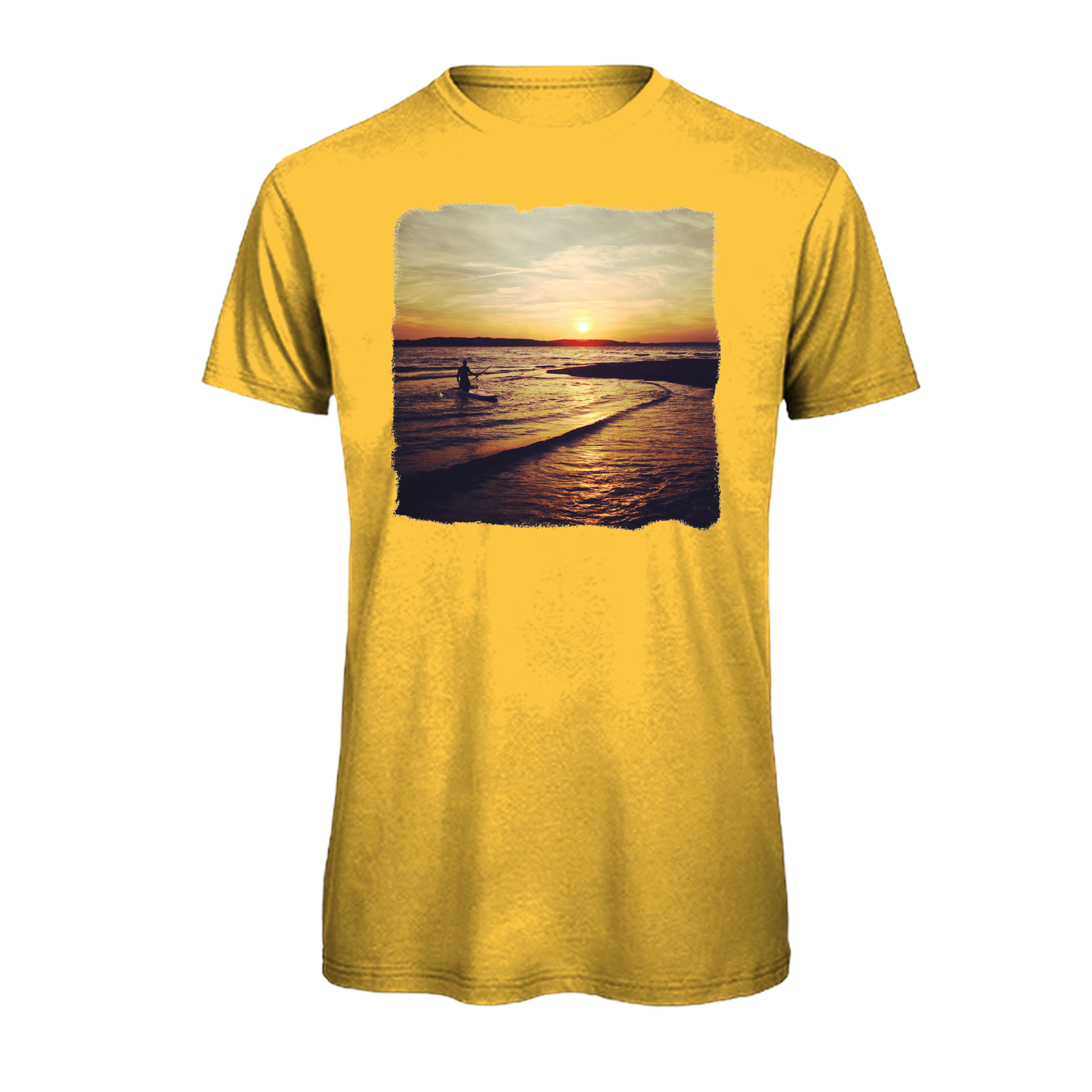 Gelbes T-Shirt mit Sonnenuntergang am Meer und Stand-Up-Paddler – nachhaltig – einzigartigbunt