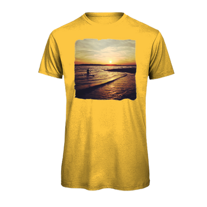 Gelbes T-Shirt mit Sonnenuntergang am Meer und Stand-Up-Paddler – nachhaltig – einzigartigbunt