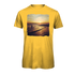 Gelbes T-Shirt mit Sonnenuntergang am Meer und Stand-Up-Paddler – nachhaltig – einzigartigbunt