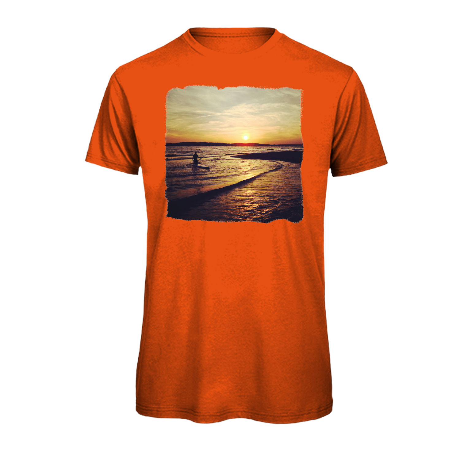 Leuchtend oranges T-Shirt mit Sonnenuntergang-Motiv am Meer, nachhaltig – einzigartigbunt