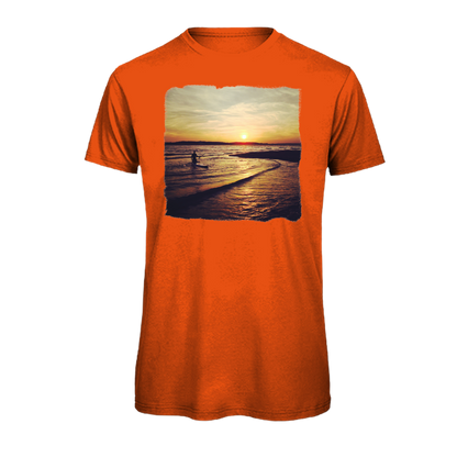 Leuchtend oranges T-Shirt mit Sonnenuntergang-Motiv am Meer, nachhaltig – einzigartigbunt