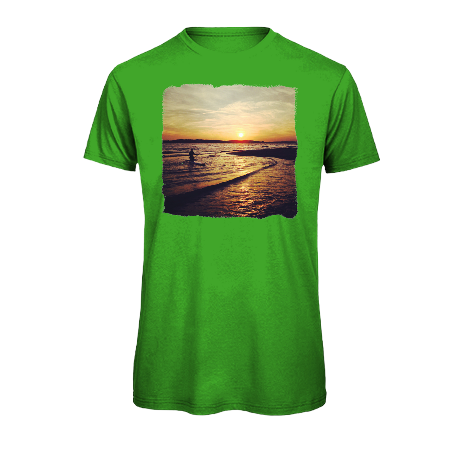 Leuchtend grünes T-Shirt mit Sonnenuntergang-Motiv am Strand, nachhaltig – einzigartigbunt