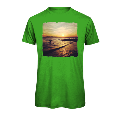 Leuchtend grünes T-Shirt mit Sonnenuntergang-Motiv am Strand, nachhaltig – einzigartigbunt