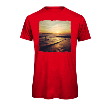 Rotes T-Shirt mit Sonnenuntergang &amp; Stand-Up-Paddler Motiv, nachhaltig – einzigartigbunt