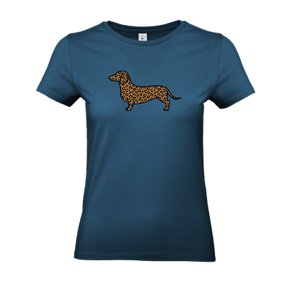 Damen T-Shirt mit Dackel-Motiv im modernen Leoparden-Muster auf der Brust.