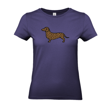 Damen T-Shirt mit Dackel-Motiv im modernen Leoparden-Muster auf der Brust.