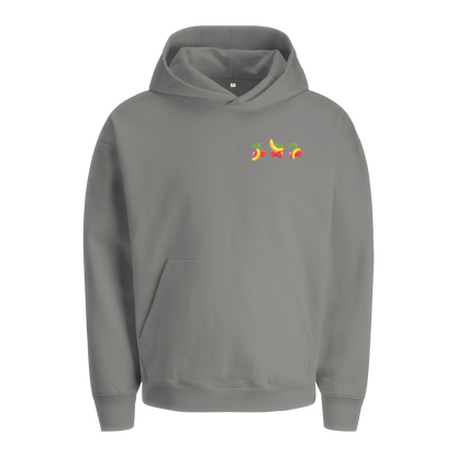 Extra schwerer schwarzer Hoodie aus Bio-Baumwolle mit kleinem, frechem Print aus Kirschen und Bananen auf der linken Brustseite.