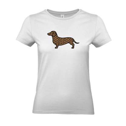 Damen T-Shirt in Weiß mit Dackel-Motiv im modernen Leoparden-Muster auf der Brust.