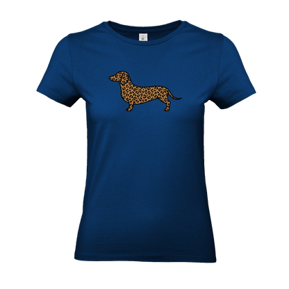 Königliches Damen T-Shirt mit Dackel-Motiv im modernen Leoparden-Muster auf der Brust.