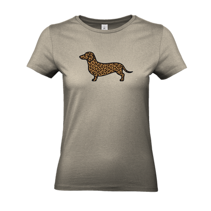 Sandfarbenes Damen T-Shirt mit Dackel-Motiv im modernen Leoparden-Muster auf der Brust.