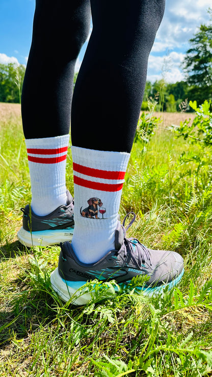 Dackel mit Weinglas Motiv auf weißen Socken mit roten Streifen, nachhaltig – einzigartigbunt