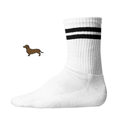 Weiße Tennissocken mit zwei Schwarzen Streifen aus Bio-Baumwolle mit einem seitlich aufgedruckten Dackel-Motiv im wilden Leo-Look von einzigartigbunt.