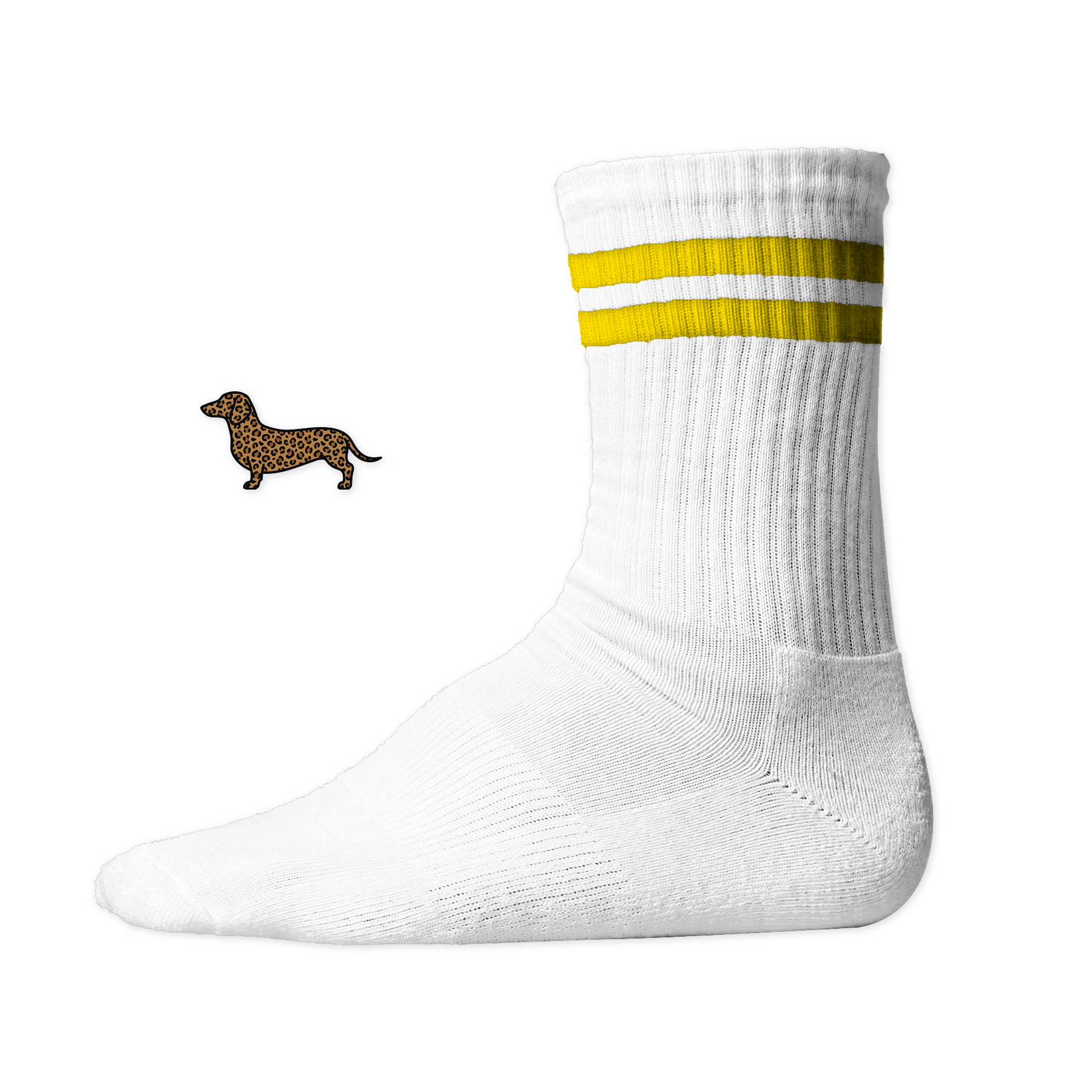 Weiße Tennissocken mit zwei gelben Streifen aus Bio-Baumwolle mit einem seitlich aufgedruckten Dackel-Motiv im wilden Leo-Look von einzigartigbunt.