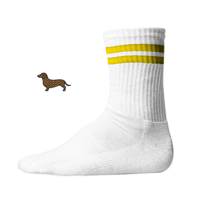 Weiße Tennissocken mit zwei gelben Streifen aus Bio-Baumwolle mit einem seitlich aufgedruckten Dackel-Motiv im wilden Leo-Look von einzigartigbunt.
