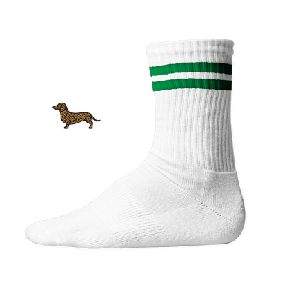 Weiße Tennissocken mit zwei grünen Streifen aus Bio-Baumwolle mit einem seitlich aufgedruckten Dackel-Motiv im wilden Leo-Look von einzigartigbunt