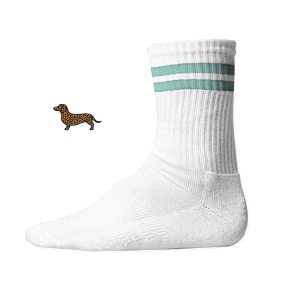 Weiße Tennissocken mit zwei Mint Streifen aus Bio-Baumwolle mit einem seitlich aufgedruckten Dackel-Motiv im wilden Leo-Look von einzigartigbunt.