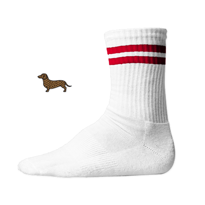 Weiße Tennissocken mit roten Streifen aus Bio-Baumwolle mit einem seitlich aufgedruckten Dackel-Motiv im wilden Leo-Look von einzigartigbunt.