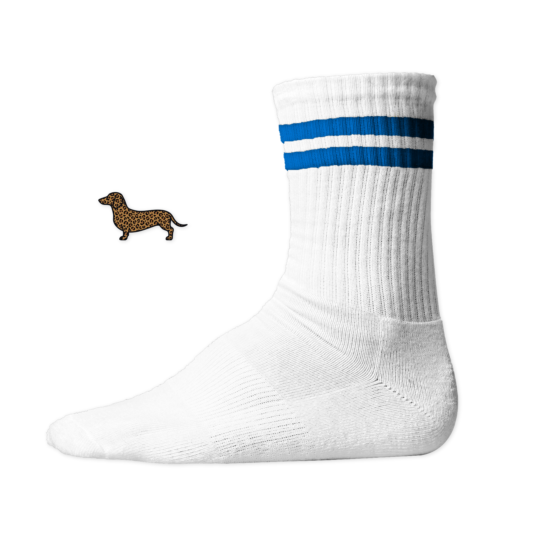 Weiße Tennissocken mit zwei blauen Streifen aus Bio-Baumwolle mit einem seitlich aufgedruckten Dackel-Motiv im wilden Leo-Look von einzigartigbunt.