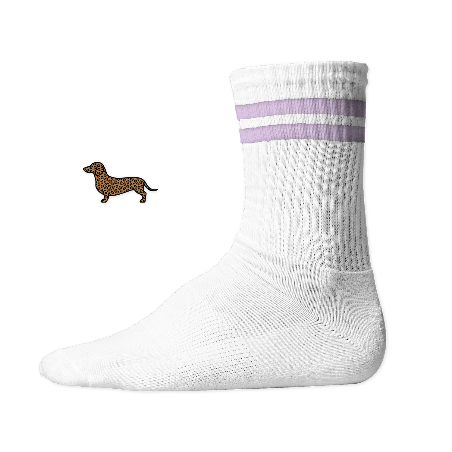 Weiße Tennissocken mit zwei Flieder Streifen aus Bio-Baumwolle mit einem seitlich aufgedruckten Dackel-Motiv im wilden Leo-Look von einzigartigbunt.