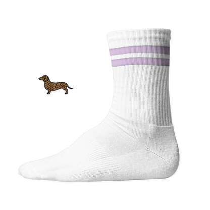 Weiße Tennissocken mit zwei Flieder Streifen aus Bio-Baumwolle mit einem seitlich aufgedruckten Dackel-Motiv im wilden Leo-Look von einzigartigbunt.