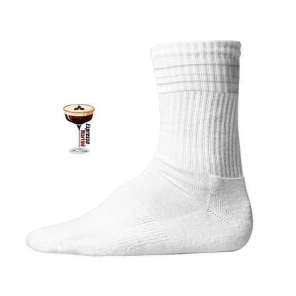 Weiße Tennis Socke mit einem gestickten Espresso Martini Glas und Text auf der Schaftseite. White