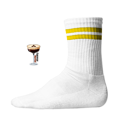 Weiße Tennis Socke mit einem gestickten Espresso Martini Glas und Text auf der Schaftseite. Yellow Stripes