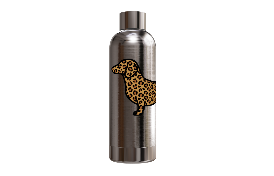 Silberne Edelstahl-Thermosflasche (550ml) mit modernem Leo-Look Dackel-Motiv. Auslaufsicher und doppelwandig isoliert von einzigartigbunt.